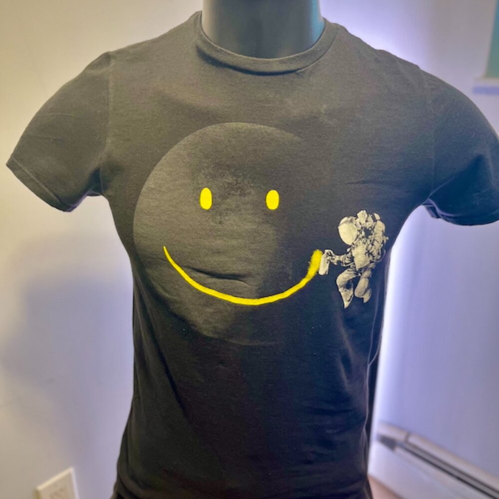 ASTRONAUT SMILE SPAY PAINT TSHIRT: THREADLESS GRAPHIC TSHIRT